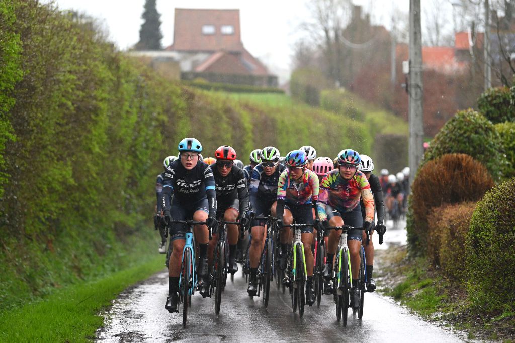 WEVELGEM BELGIUM MARCH 26 LR Elynor Backstedt of United Kingdom Elisa Balsamo of Italy and Team Trek Segafredo Romy Kasper of Germany and AG Insurance Soudal QuickStep Team Katarzyna Niewiadoma of Poland and Agnie SkalniakSojka of Poland and Team CanyonSRAM Racing compete during the 12th GentWevelgem In Flanders Fields 2023 Womens Elite a 1625km one day race from Ypres to Wevelgem UCIWWT on March 26 2023 in Wevelgem Belgium Photo by Luc ClaessenGetty Images