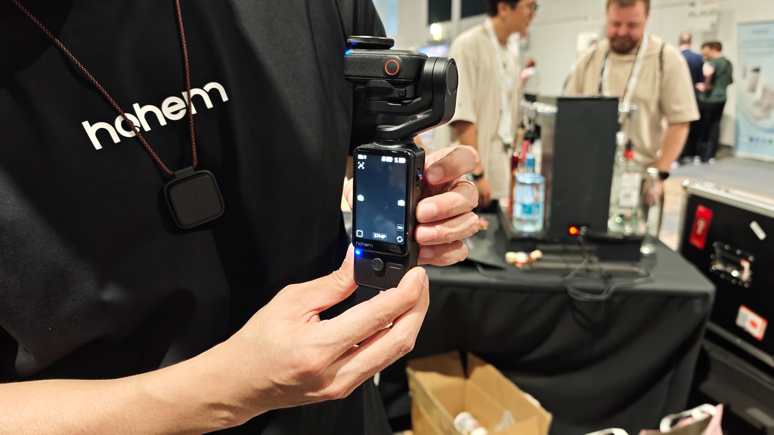 Man holding the Hohem Eyepic