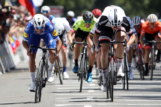 Fernando Gaviria (Quick-Step) gets the stage win - just! - from Sunweb's Max Walscheid