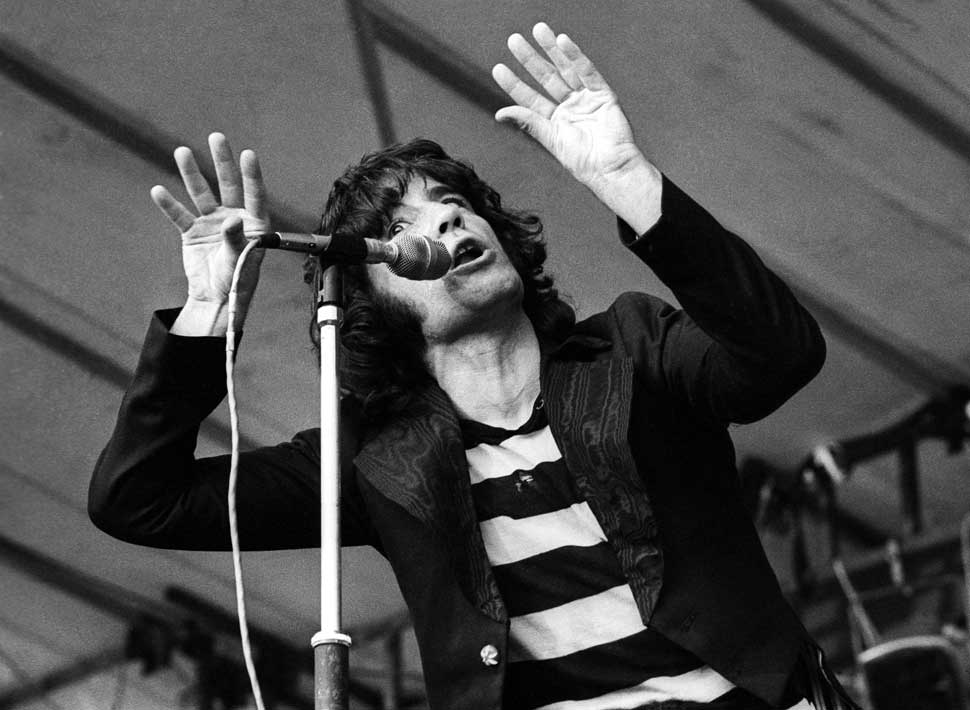 Alex Harvey onstage at the Reading Festival in 1973