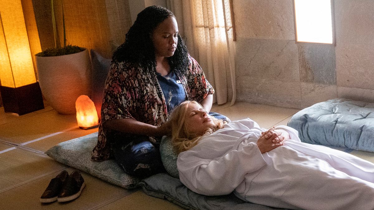 Natasha Rothwell and Jennifer Coolidge in &#039;The White Lotus&#039;