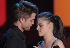 Robert Pattinson and Kristen Stewart - Robert Pattinson and Kristen Stewart's on-stage snog! - MTV Movie Awards - Best Kiss - MTV Movie Awards Best Kiss - Robert Pattinson and Kristen Stewart - Robert Pattinson - Kristen Stewart - Robert Pattinson and Kri