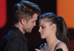 Robert Pattinson and Kristen Stewart - Robert Pattinson and Kristen Stewart&#039;s on-stage snog! - MTV Movie Awards - Best Kiss - MTV Movie Awards Best Kiss - Robert Pattinson and Kristen Stewart - Robert Pattinson - Kristen Stewart - Robert Pattinson and Kri