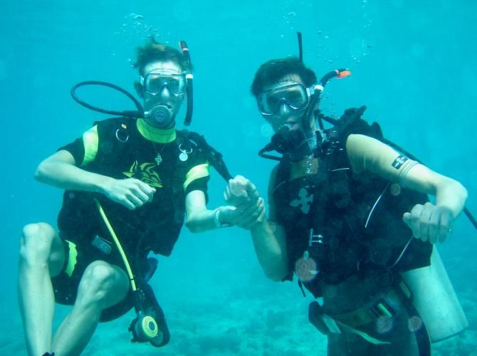 Andy and Fr&auml;nk Schleck in their scuba gear