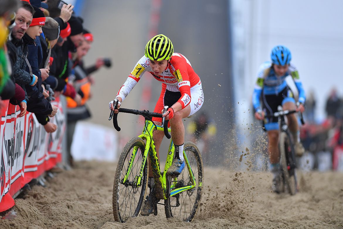Sanne Cant leads the race through the sand