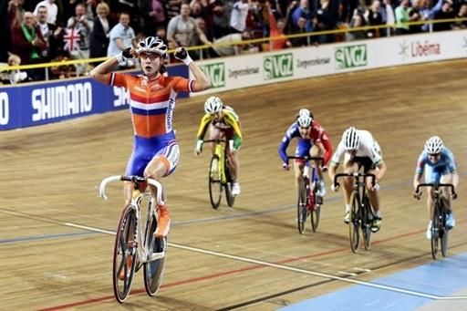 Marianne Vos thrilled her home crowd with a commanding victory in the women's scratch race