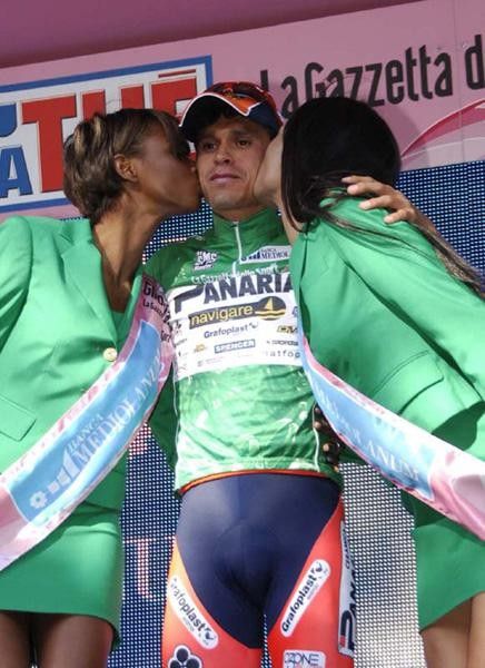 Luis Felipe Laverde (Ceramica Panaria-Navigare) moved into the Maglia Verde.