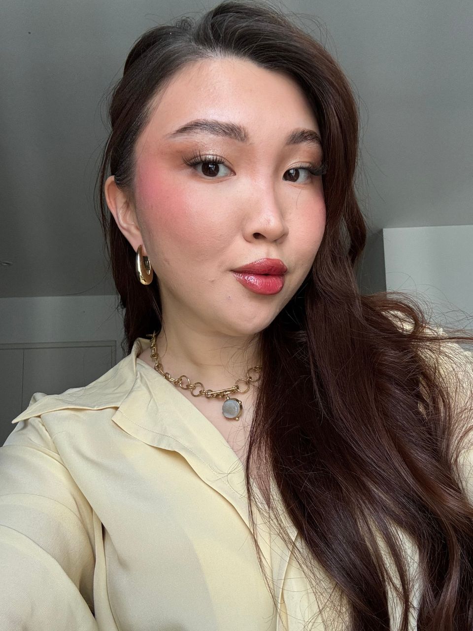 Denise Primbet testing the new Glossier Cloud Paint Plush Blush