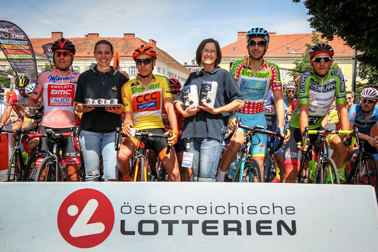 The jersey wearers on the start line