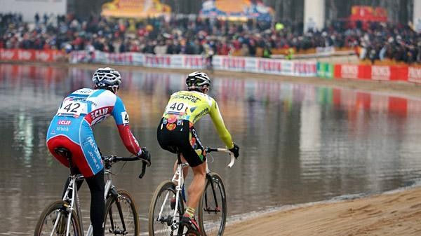 Jeremy Powers and Troy Wells on the 'beach' at Hofstade, Belgium.