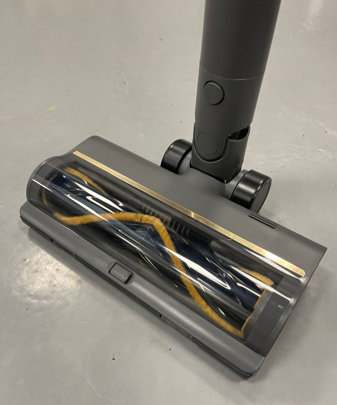Bristled floorhead of the Dreame R20 on gray floor in Future test center