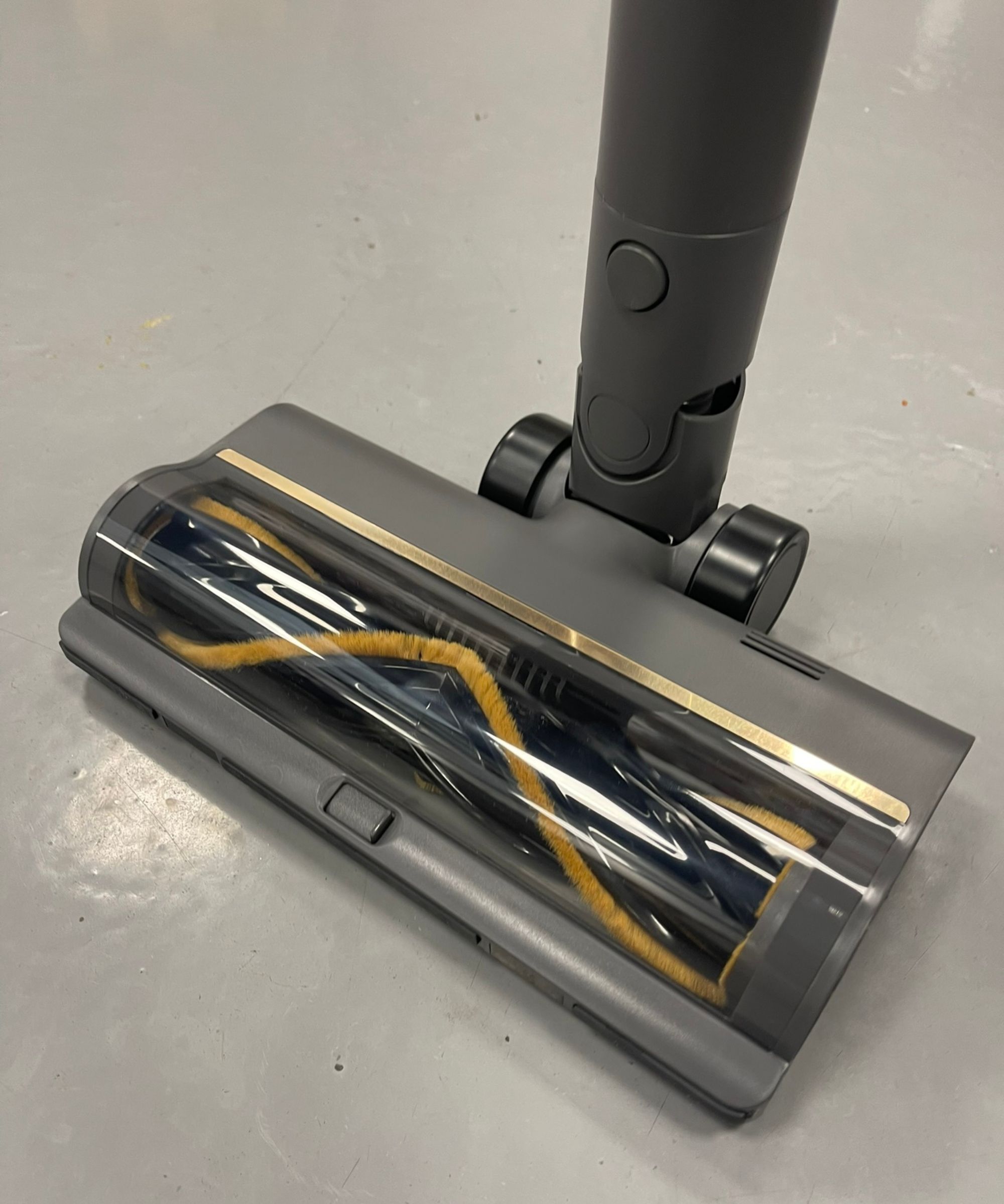 Bristled floorhead of the Dreame R20 on gray floor in Future test center