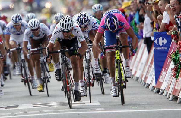 Mark Cavendish (HTC Highroad) and Alessandro Petacchi (Lampre-ISD) do battle.
