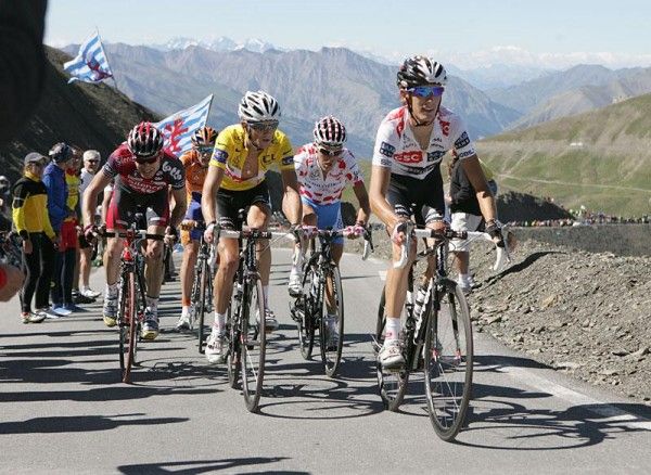 Cadel Evans keeps an eye on the yellow jersey of Frank Schelck.