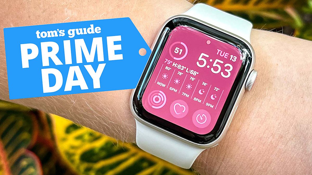 Apple Watch SE 2022 on a user&#039;s wrist with a pink screen and blue Prime Day bade