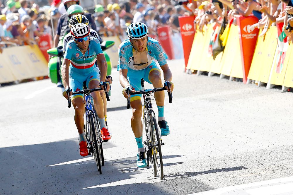 Vincenzo Nibali is paced to the finish by teammates.