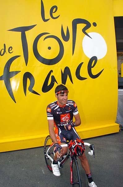 Oscar Pereiro (Caisse d'Epargne) smiles in the sign-in area.