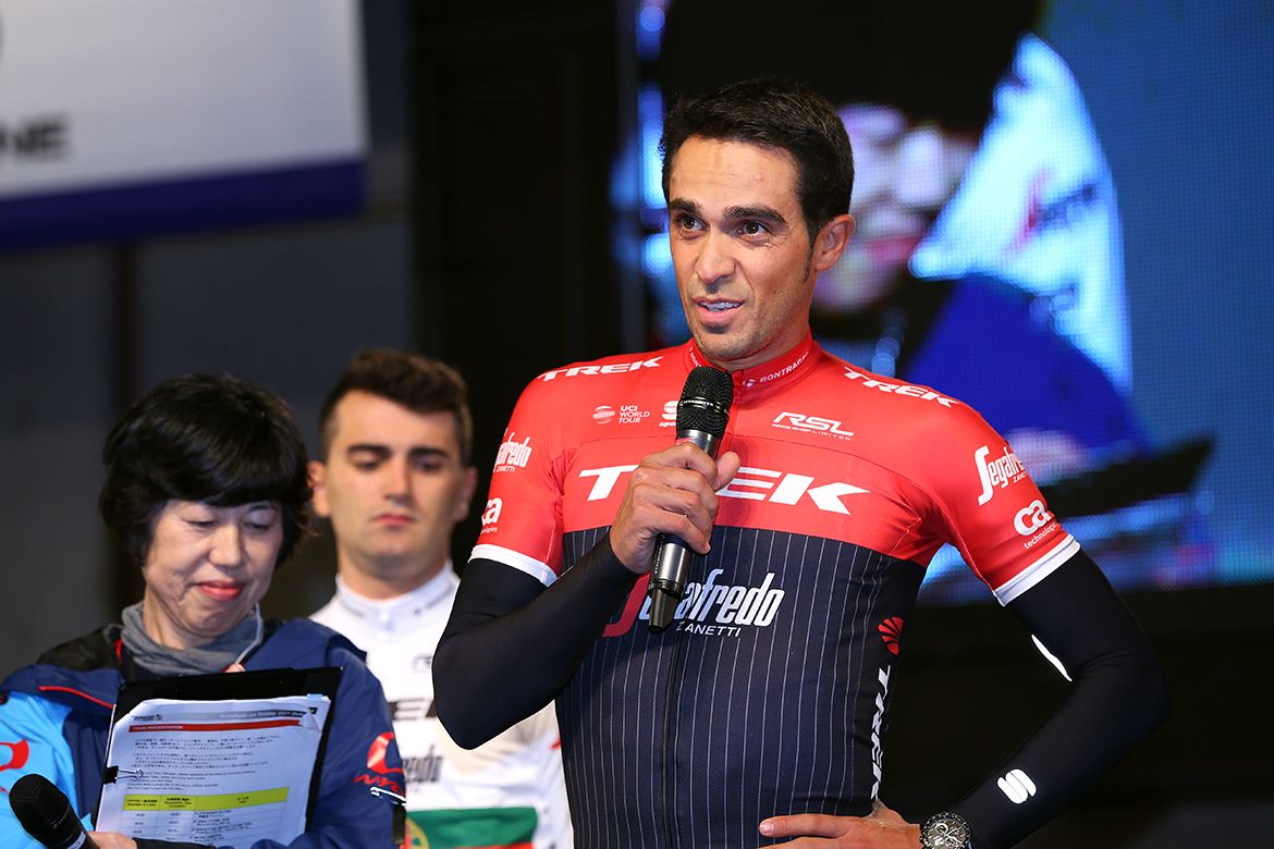 Alberto Contador talks to the crowd at the Japan Cup presentation