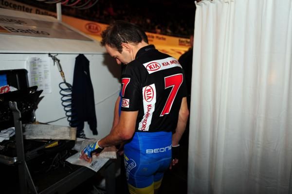 Danny Stam consults the race programme with his mechanic.