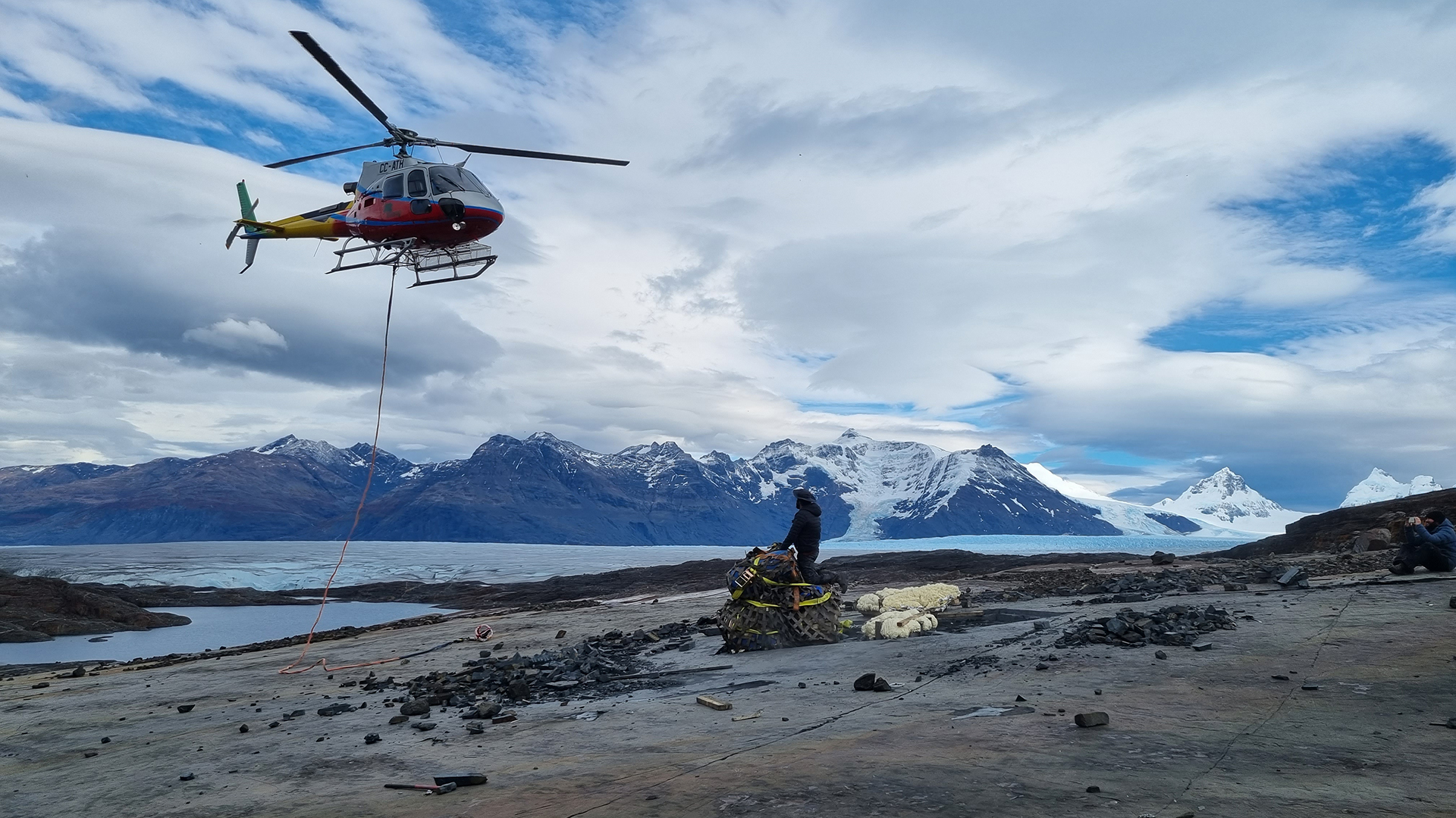 Frente a un helicóptero tindle glaciar, preparándose para levantar pesadas cargas de ictiosaurios.