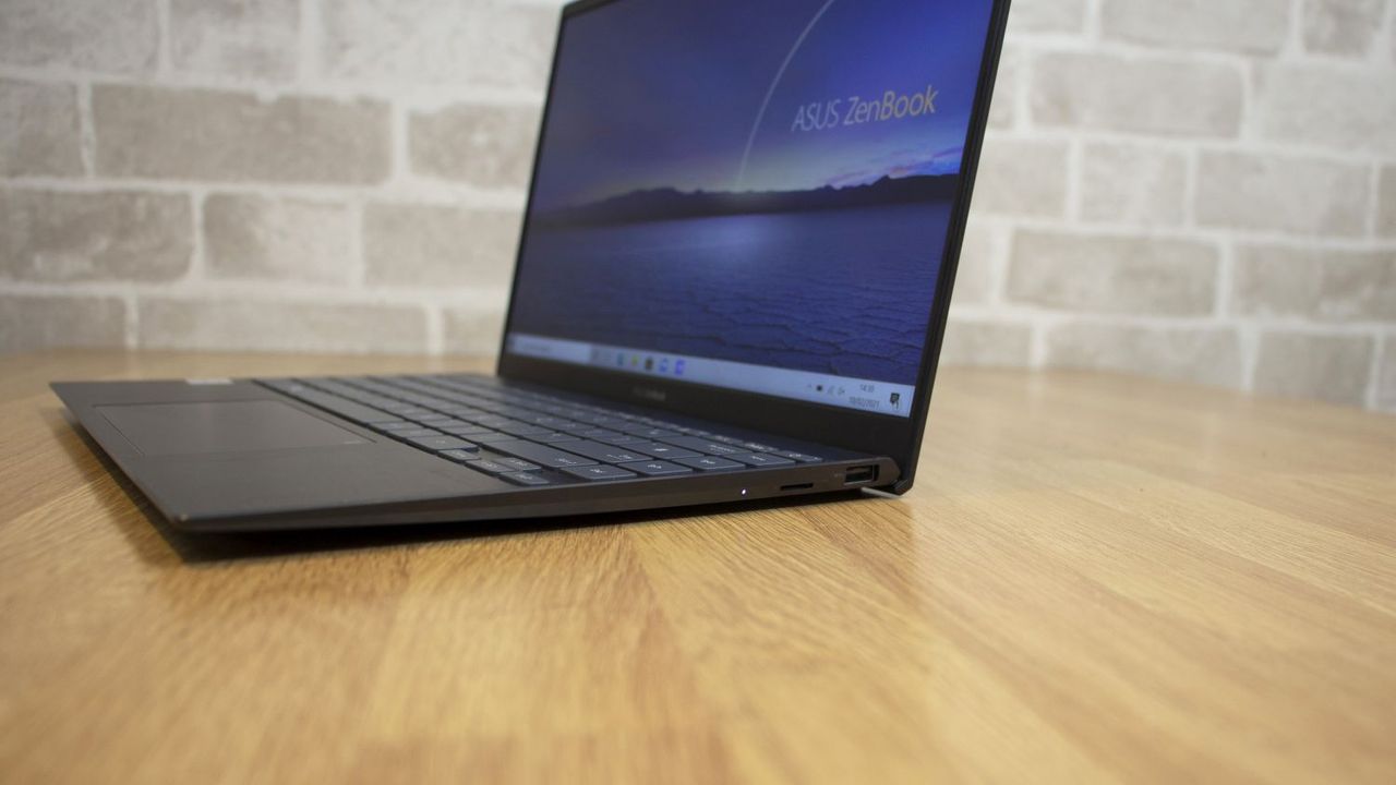 Asus ZenBook 14 UX425J right ports