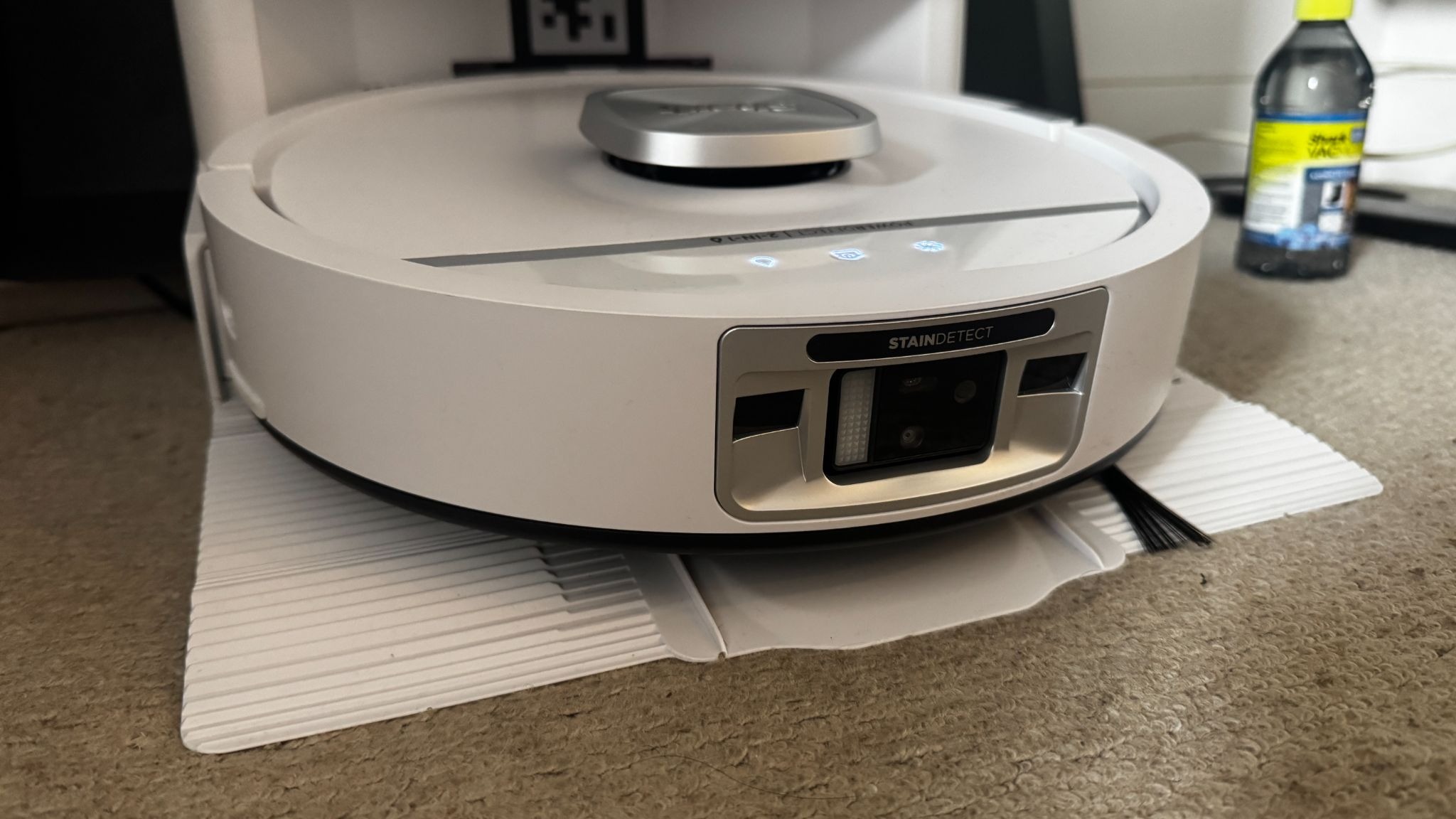 Shark PowerDetect UV Reveal in its base