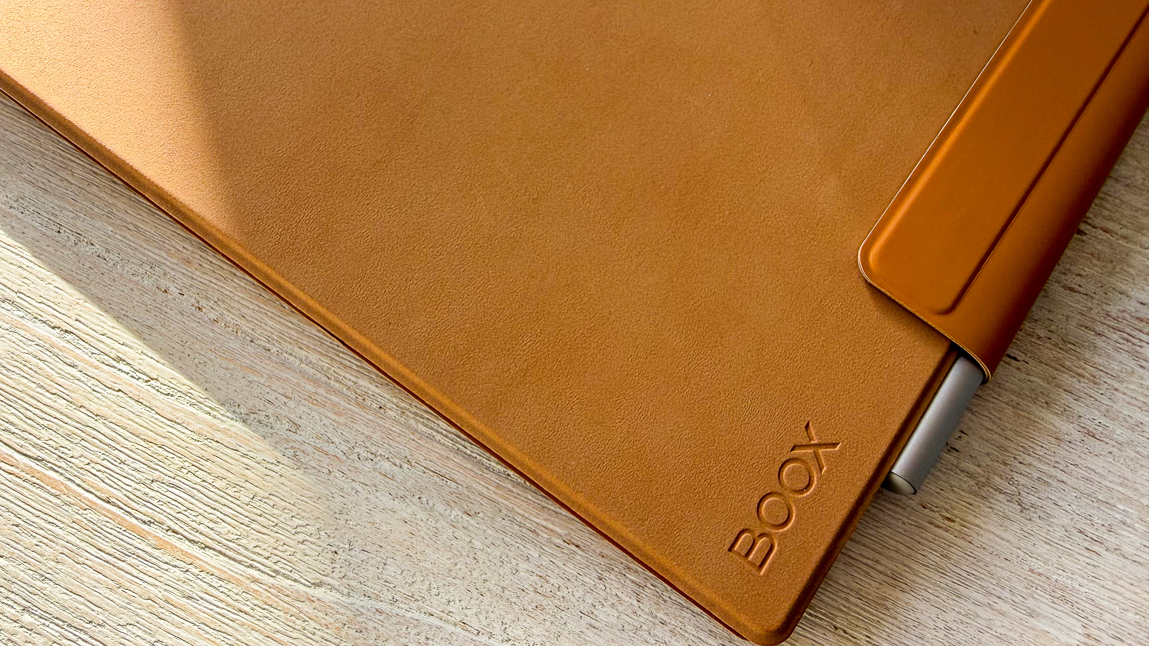 The Boox Go 10.3 (Gen II) Lumi and stylus in a brown magnetic sleep case