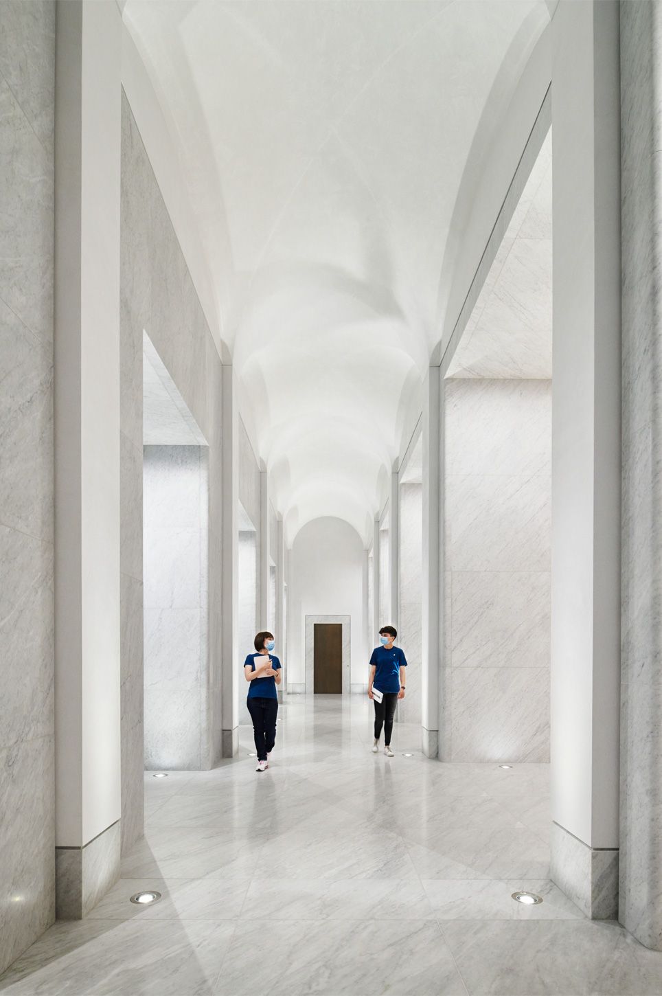Apple Via Del Corso Opens In Rome Interior Hall