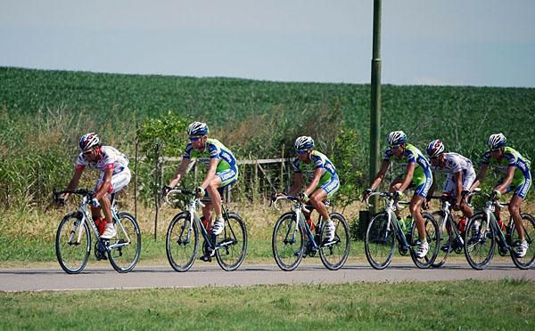 Liquigas controls the peloton during the final stage.