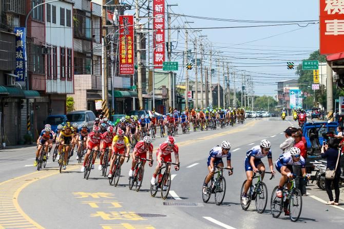 Max Success and Drapac riding in defense of yellow and polka dot jerseys for Bernard Sulzberger and Qin Chen Lu respectively.