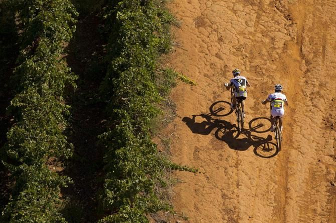 Florian Vogel &amp; Nino Schurter of Scott-Swisspower race to 3rd place during the final stage