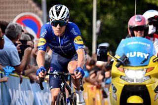 Fire forces race officials to stop Evenepoel and peloton mid-race at Druivenkoers-Overijse 