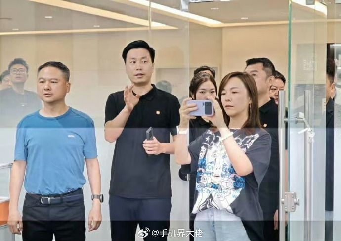 rear screen seen on a supposed Xiaomi 16 Pro Max