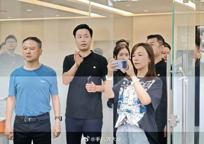 rear screen seen on a supposed Xiaomi 16 Pro Max