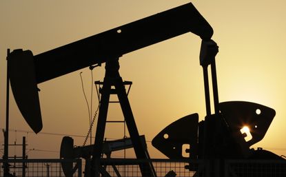 oil pumps work in the desert oil fields