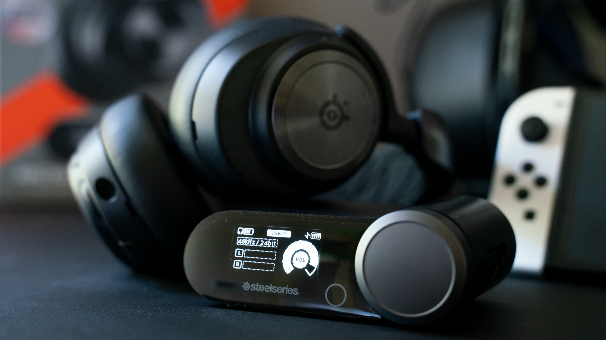 SteelSeries Arctis Nova Pro Wireless e estação base em um tapete de jogos