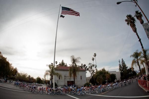The peloton rounds the Smiley library.