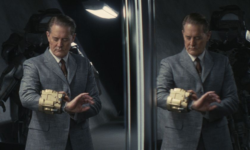 Kyle MacLachlan as Hank looking at his Pip-Boy in the Fallout show