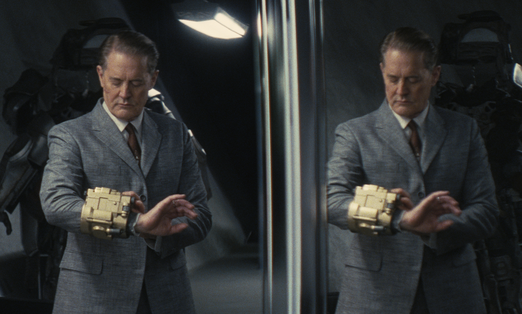 Kyle MacLachlan as Hank looking at his Pip-Boy in the Fallout show