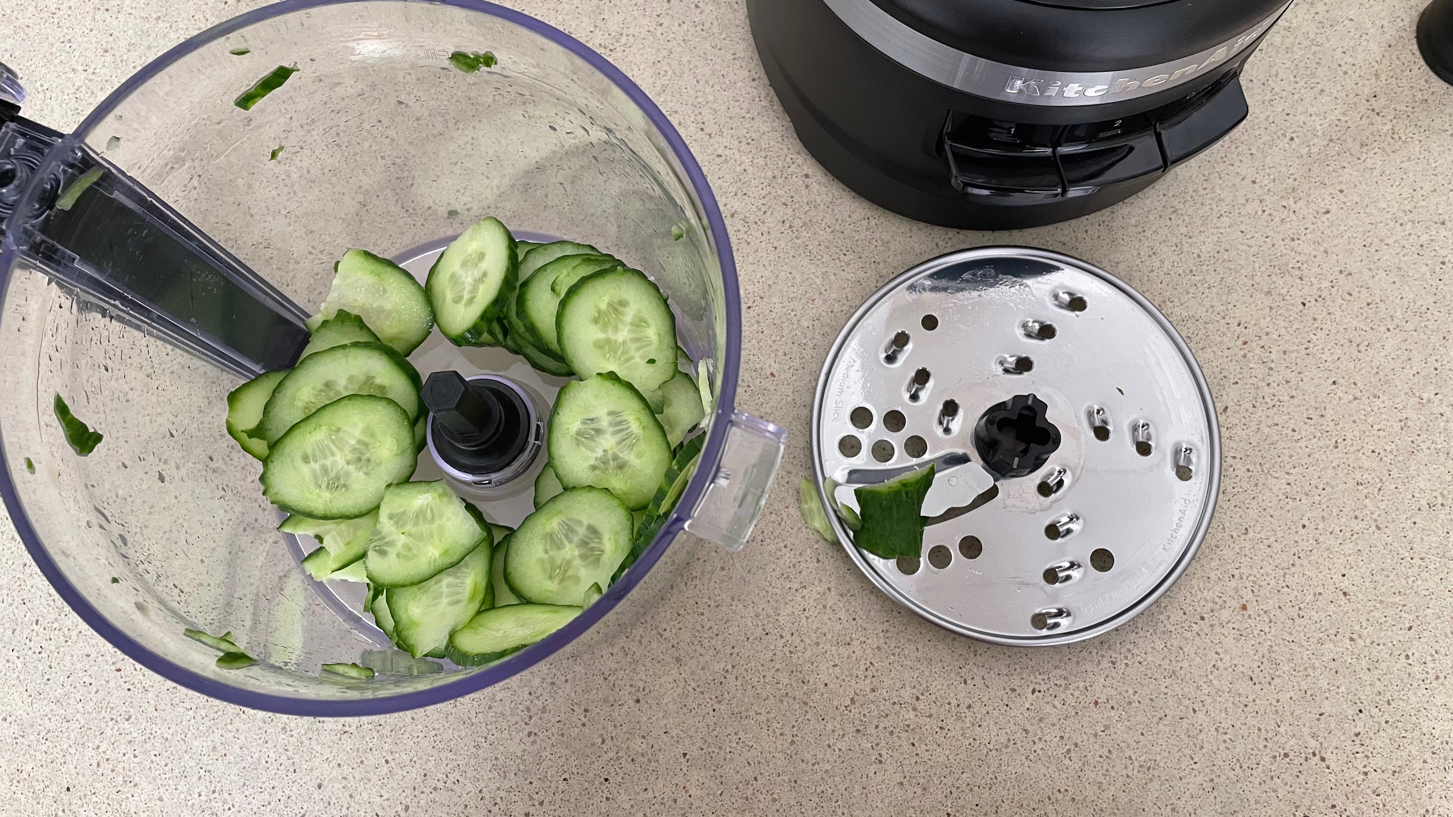 processador de alimentos kitchenaid cortando pepino