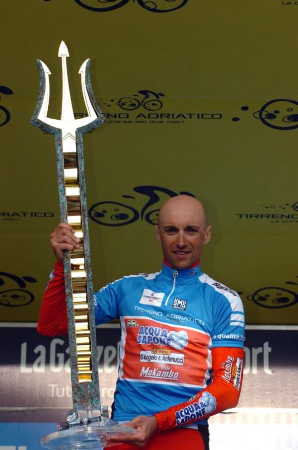 Stefano Garzelli (Acqua &amp; Sapone) with his Tirreno-Adriatico winner's trophy