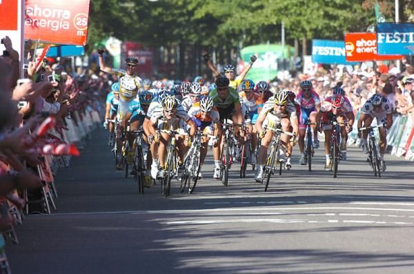 Gregory Henderson (Columbia-HTC) sprints to victory in Vuelta a Espa&ntilde;a stage three to Venlo, Netherlands.