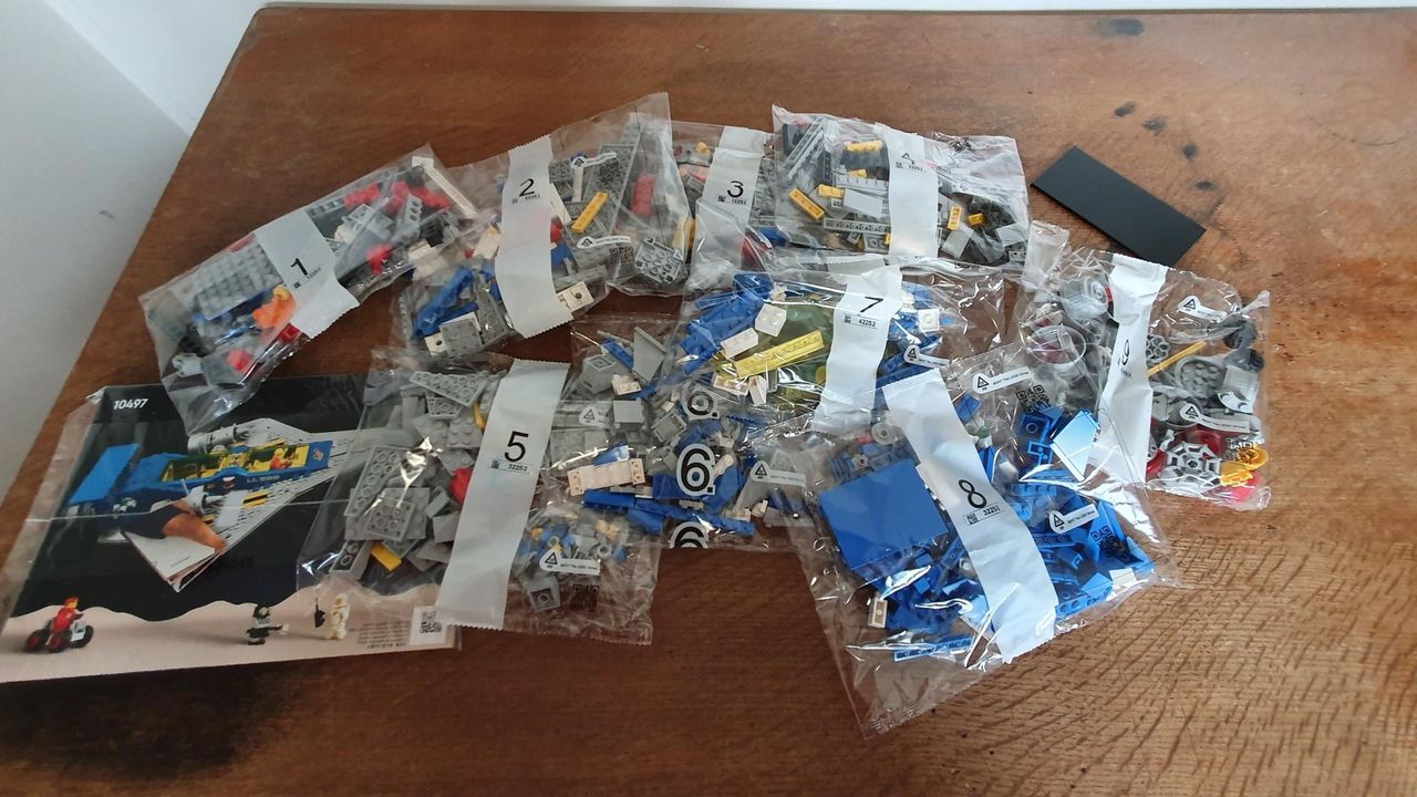 Lego Icons Galaxy Explorer 10497 bags