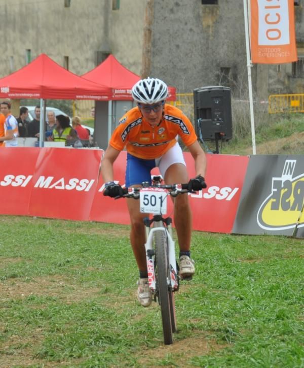 Anna Villar rode to a win in the women's race.