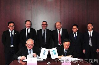 European Space Agency Director General Jean-Jacques Dordain and China Manned Space Agency Director Yu Tongjie met on May 27, 2015 to continue strategic cooperation on long-term objectives and implementation steps.