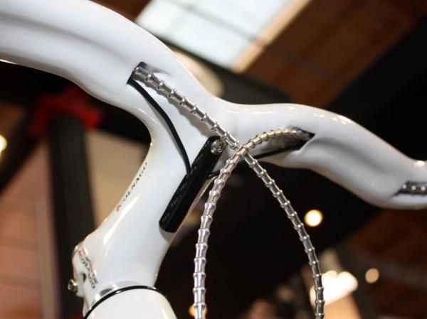 Wiring on the limited edition C-59 Italia is fully internal with even the Shimano Dura-Ace Di2 junction box being housed inside the stem.