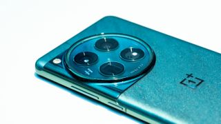 OnePlus 12 en gros plan : lentilles et couleurs de l'appareil photo