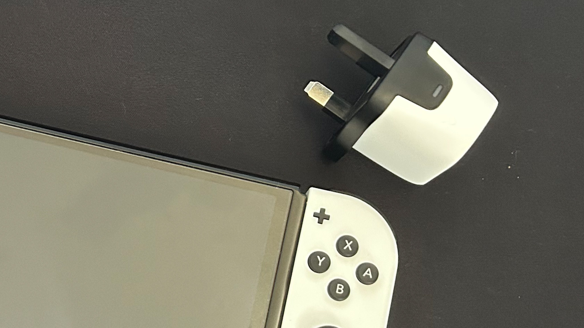 Genki Covert Dock Mini mit Nintendo Switch auf mattschwarzem Hintergrund