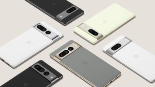 Flere Google Pixel 7 og Pixel 7 Pro-modeller ligger på et lyst underlag med forsiden nedad