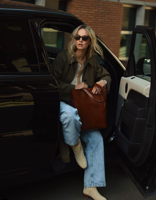 Anouke wears a Sezane tote bag